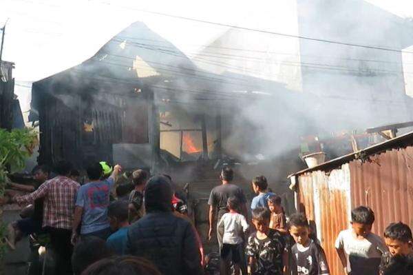 Kebakaran di Makassar Hanguskan Lima Rumah Semipermanen, Damkar Sebut Akses Terhambat Pesta Pernikahan