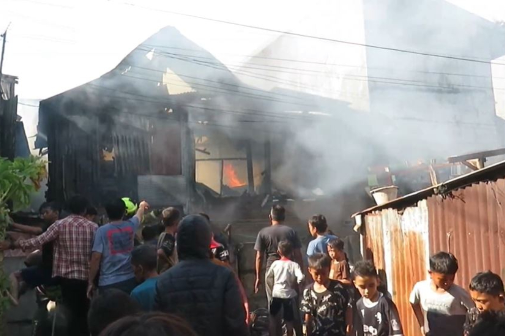 Damkarmat Makassar Kerahkan 12 Armada Padamkan Kebakaran di Tallo, Lima Rumah Hangus