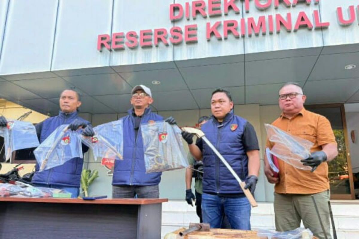 Polda Sulut Gerebek Rumah Produksi Senjata Tajam Ilegal di Minahasa Utara, Satu Pemuda Diamankan