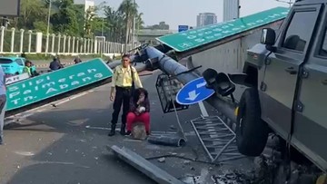 Mobil Dinas TNI Kecelakaan di Depan DPR, Tiang Rambu Roboh dan Lalin Macet
