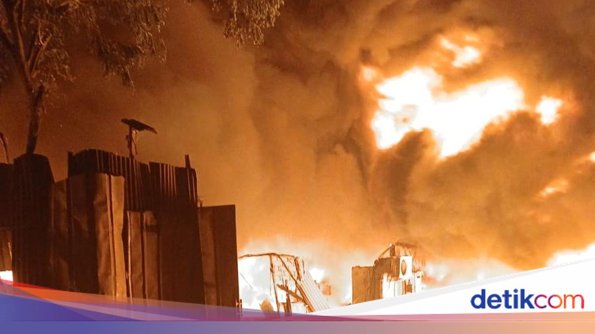 Kebakaran Pabrik Plastik di Tangerang Belum Padam Usai 8 Jam, Damkar Kerahkan 12 Unit Mobil Pemadam