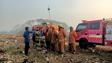 Petugas Masih Padamkan Api di TPA Jatiwaringin Hari ke-10, Helikopter Dikerahkan dari Udara