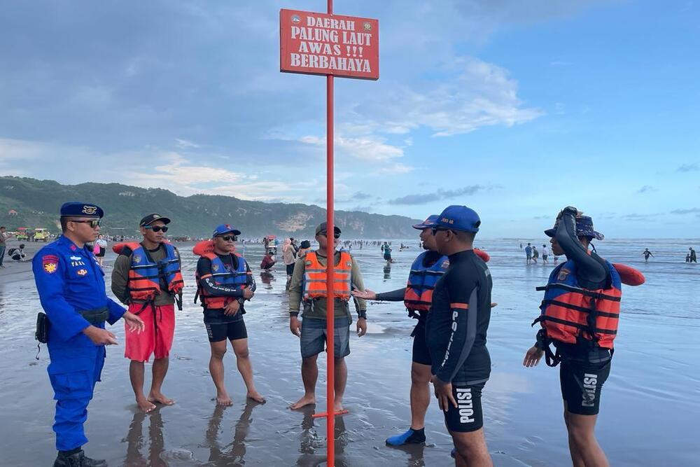 Petugas Gabungan Evakuasi Wanita Diduga Depresi dari Area Berbahaya Pantai Parangtritis, Tas Korban Hanyut Terbawa Ombak