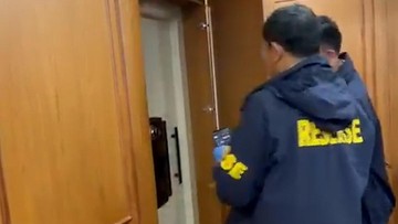 Polisi Sita Uang Tunai dan Emas 74 Kg Senilai Rp476 Miliar dari Brankas Rumah Mewah di Sentul