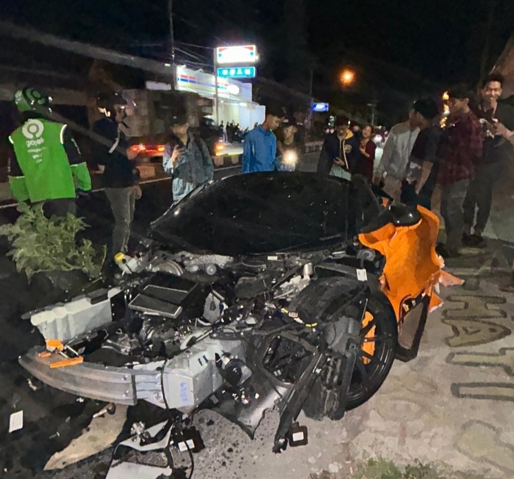 McLaren Oranye Hancur Terbelah Usaha Tabrak Tiang Listrik di Sukoharjo, YouTuber Andra ST Alami Luka Ringan