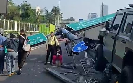 Dua Penumpang Luka, Mobil Dinas TNI Maung Tabrak Separator di Offramp Tol Slipi