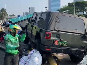 Mobil Dinas TNI Tabrak Tiang Rambu di Exit Tol Slipi, Satu Orang Luka-Luka