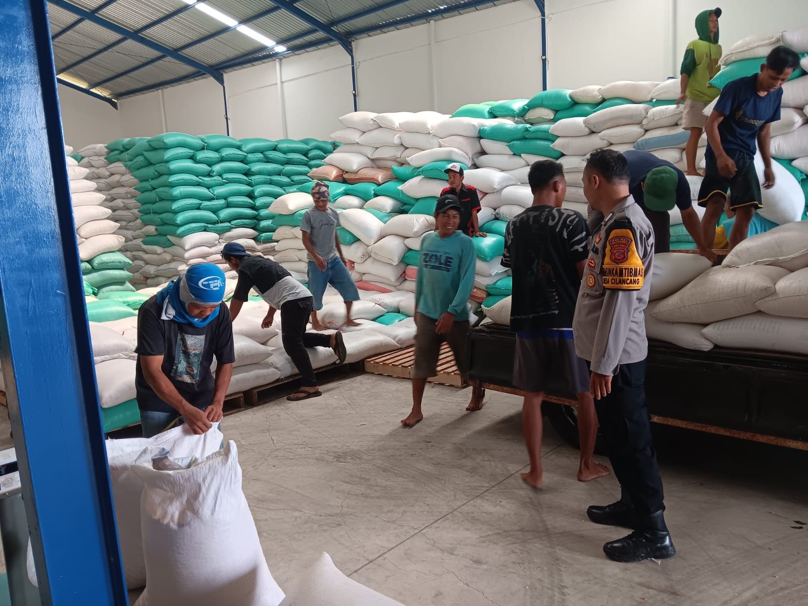 Polsek Cikijing Kawal Pengiriman 2 Ton Jagung Petani ke Gudang Bulog Kasokandel