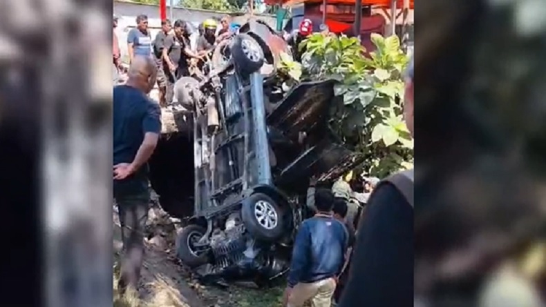 Kecelakaan Tunggal di Maros, Avanza Terjun ke Saluran Air Sedalam Tiga Meter, Sopir Terjebak