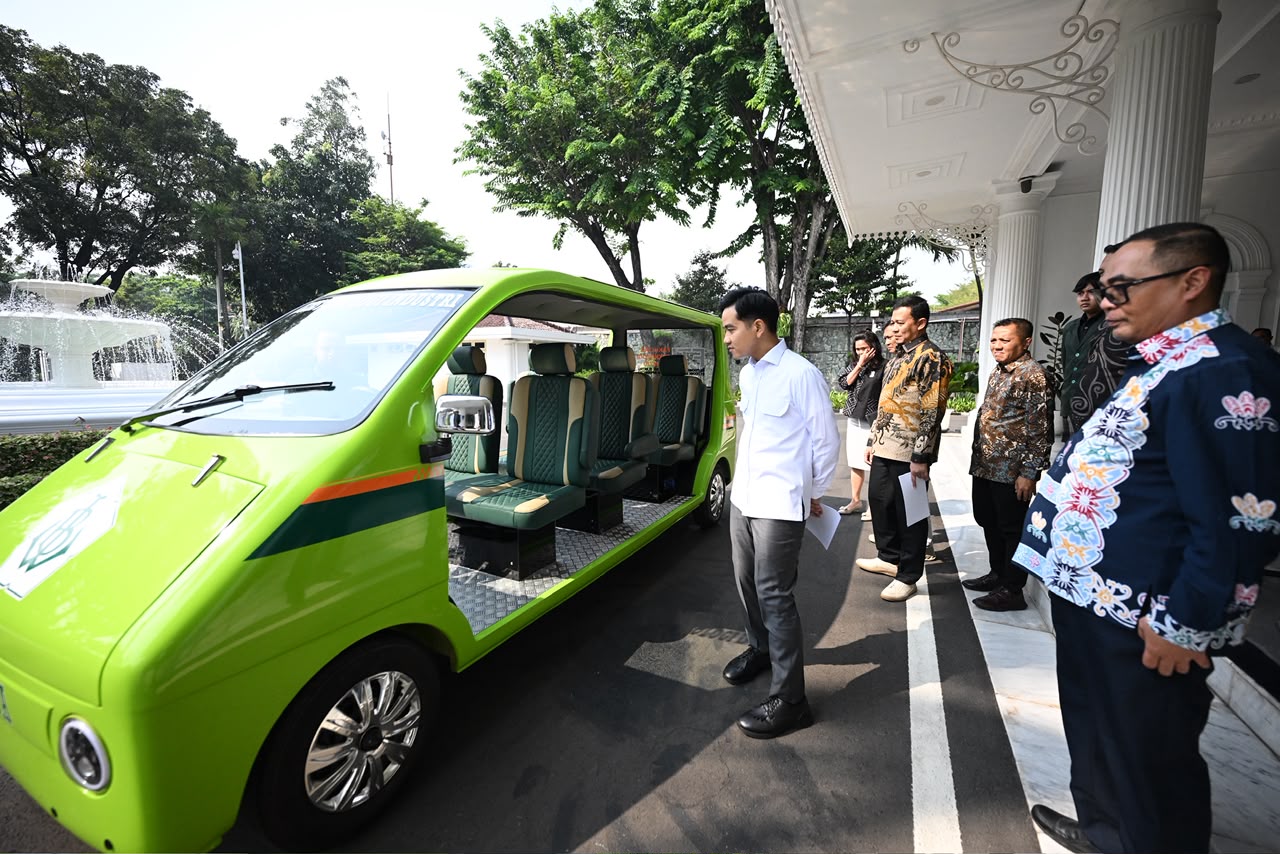 Mobil Listrik Molisa Karya Mahasiswa Unissula Dipresentasikan ke Wapres Gibran, Dapat Tanda Tangan di Bodi