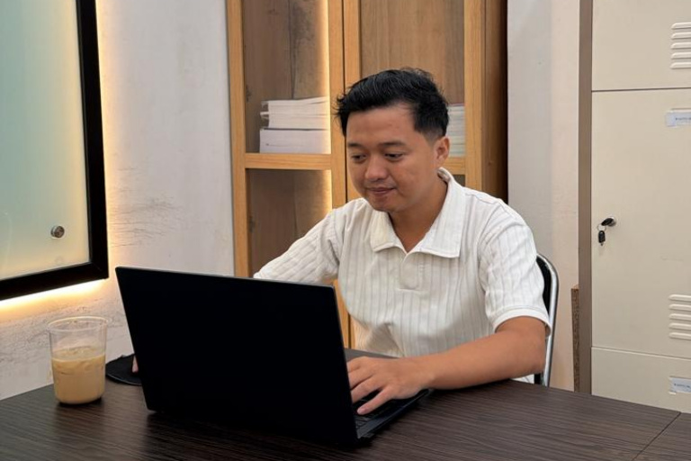 Jurnalis TVRI Sumsel Bonny Pasandra Bertahan Lebih dari 10 Tahun Pakai Tri, Andalkan Jaringan Saat Liputan ke Pelosok