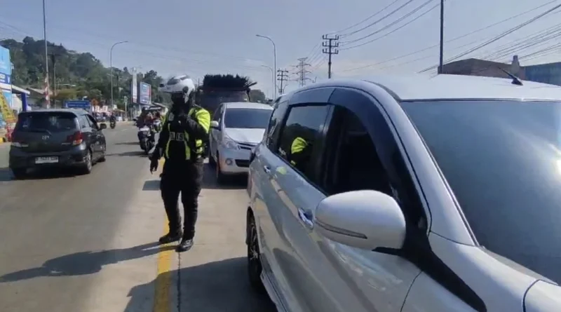 Arus Kendaraan dari Bogor dan Jakarta Menuju Sukabumi Meningkat, Polisi Berlakukan Pengurasan di Simpang Cikidang