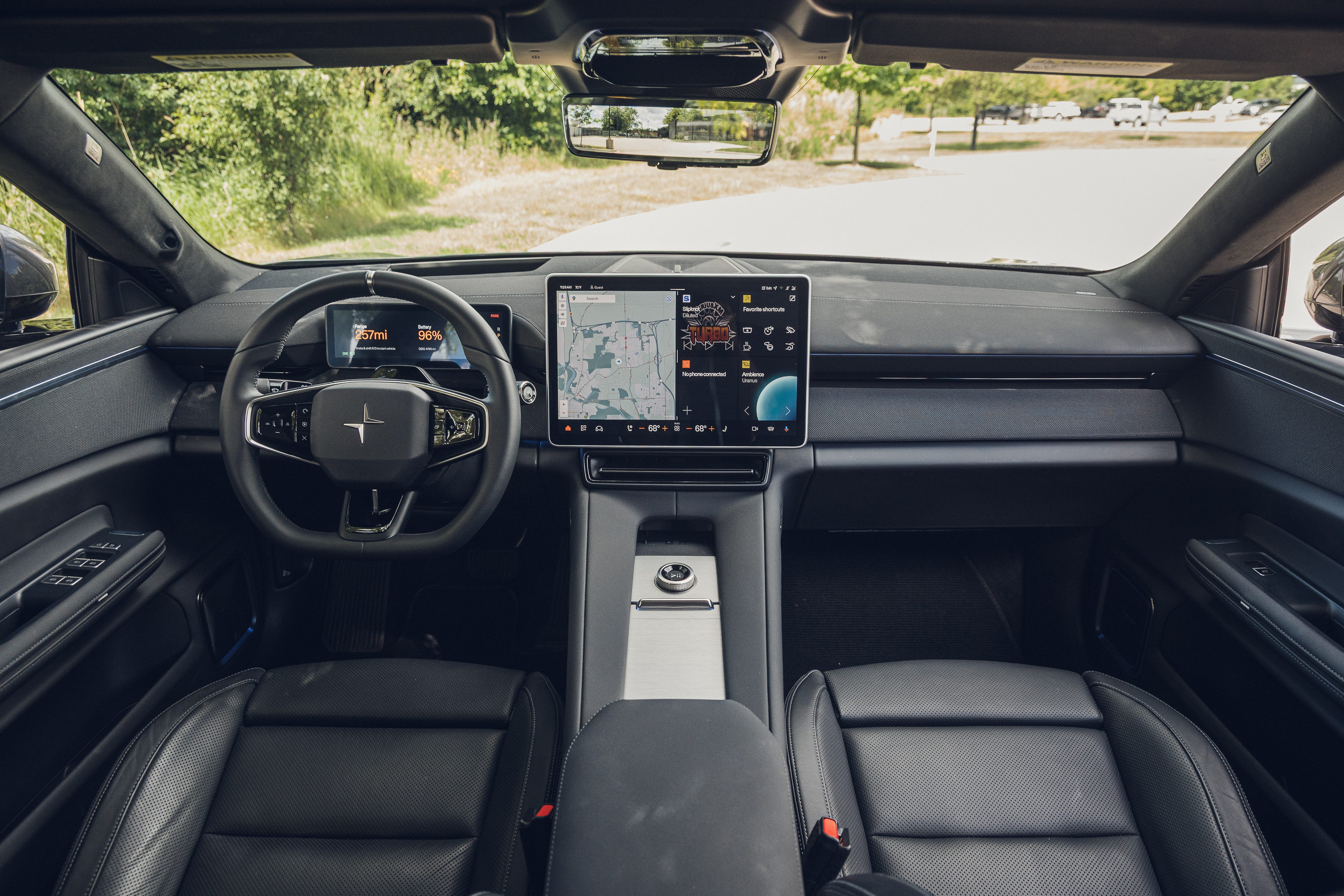 Intip Kabin Mewah Polestar 4 Dual Motor Performance Plus 2026 dari Berbagai Sudut