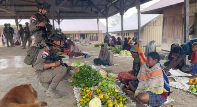 Personel Satgas Damai Cartenz Patroli Dialogis di Pasar Sinak, Puncak, Warga Pedagang Mengaku Lebih Aman Berjualan