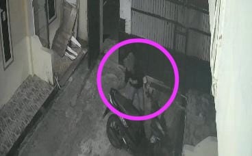 Dua Musang Ranmor Terekam CCTV Gasak Motor Mahasiswi di Kos-Kosan Tanah Patah Bengkulu