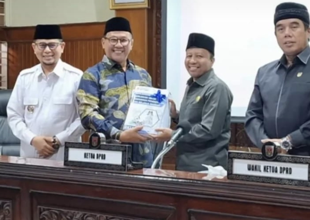 Pemko Bukittinggi Serahkan Nota KUA-PPAS 2027 ke DPRD, Proyeksi Pendapatan Rp568 Miliar
