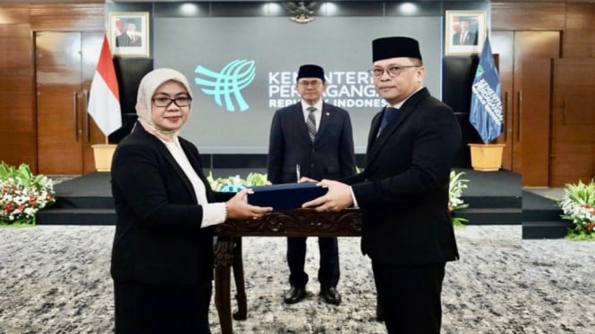 Eks Kapolda Lampung Helmy Santika Resmi Jabat Irjen Kemendag, Bintang Tiga Disematkan di Pundak