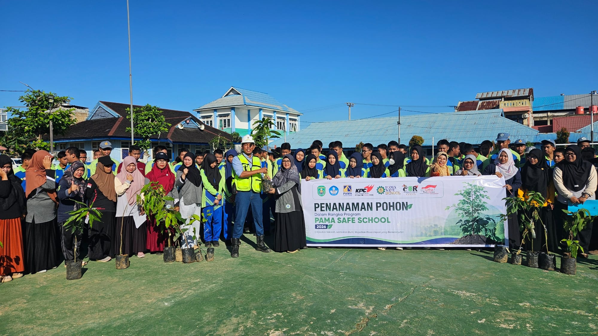 Tanam 145 Bibit Pohon di Lima Sekolah, Anak Usaha PAMA Wujudkan Kampus Hijau Berkelanjutan di Kutai Timur