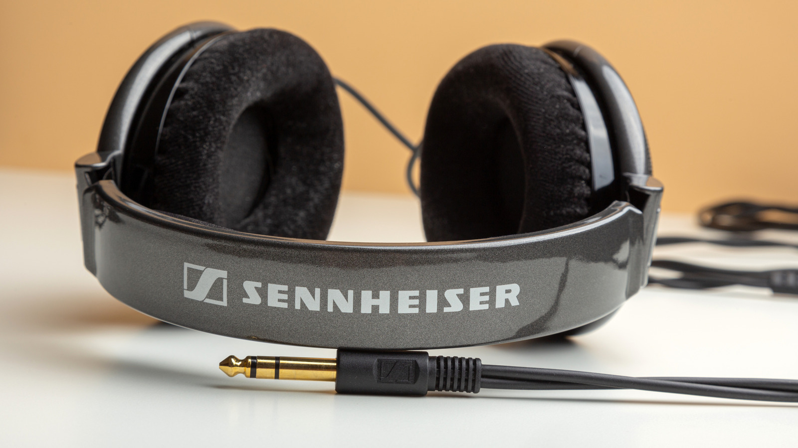 Headphone Sennheiser Pakai Jack Audio 2,5mm dengan Kunci Putar, Ini Alasannya