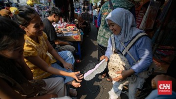 Pasar Asemka Kebanjiran Pemburu Perlengkapan Sekolah, Omzet Pedagang Alat Tulis Melonjak 40%