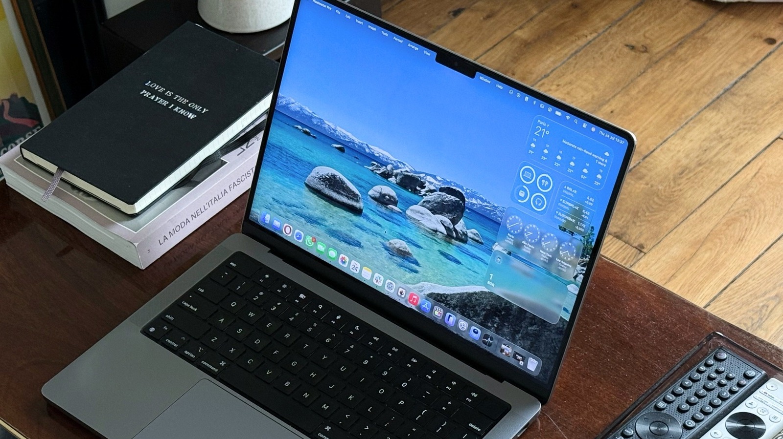 5 Kebiasaan yang Bisa Merusak MacBook Pro, Mulai dari Webcam Cover hingga Alkohol