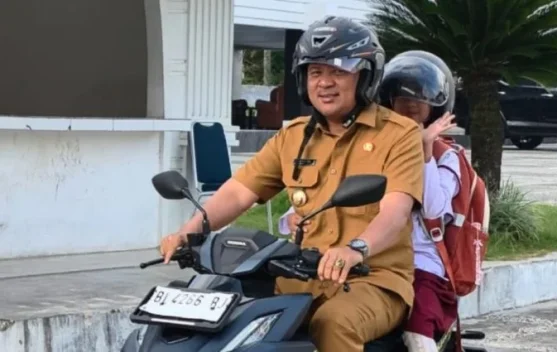 Bupati Gayo Lues Suhaidi Antar Langsung Siswa di Hari Pertama Sekolah, Apresiasi Peran Aktif Orang Tua