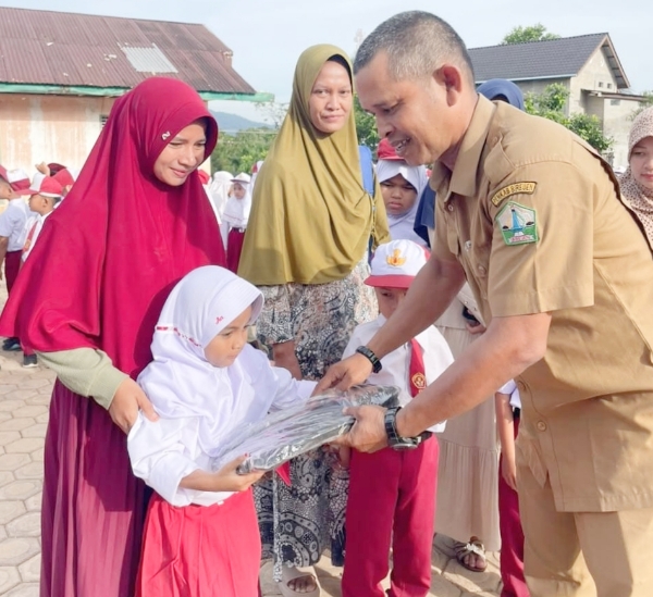 Hari Pertama MPLS di SDN 19 Juli Bireuen, Puluhan Siswa Baru Dapat Tas dan Alat Tulis Gratis
