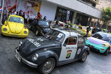 VW Beetle Lawas Meriahkan Sarinah, Termasuk Mobil Patroli Polda Metro Jaya Era 1978-1979
