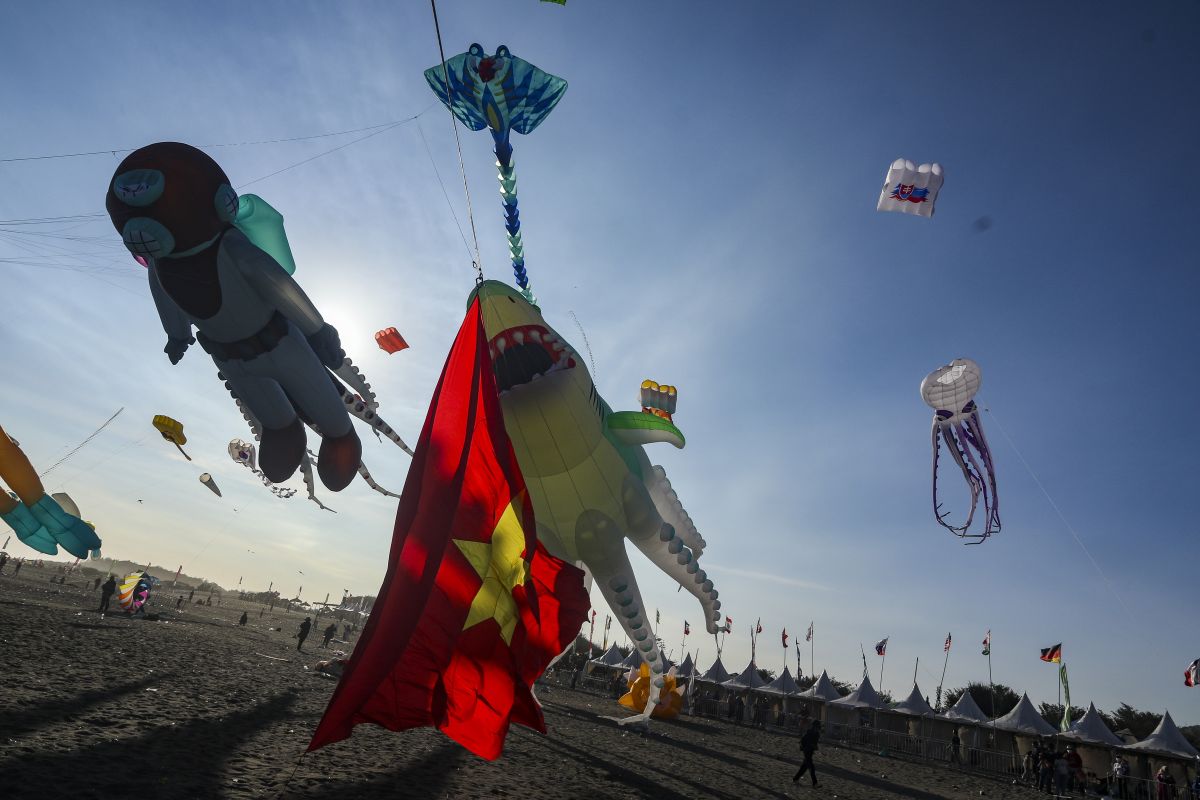 Layang-Layang Raksasa Hiasi Langit Pantai Prangkusumo di Jogja International Kite Festival 2026