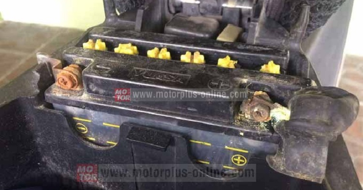 Aki Basah Motor Bekas Gembung? Bukan Cuma Overcharge, Panas Mesin Juga Biang Keroknya