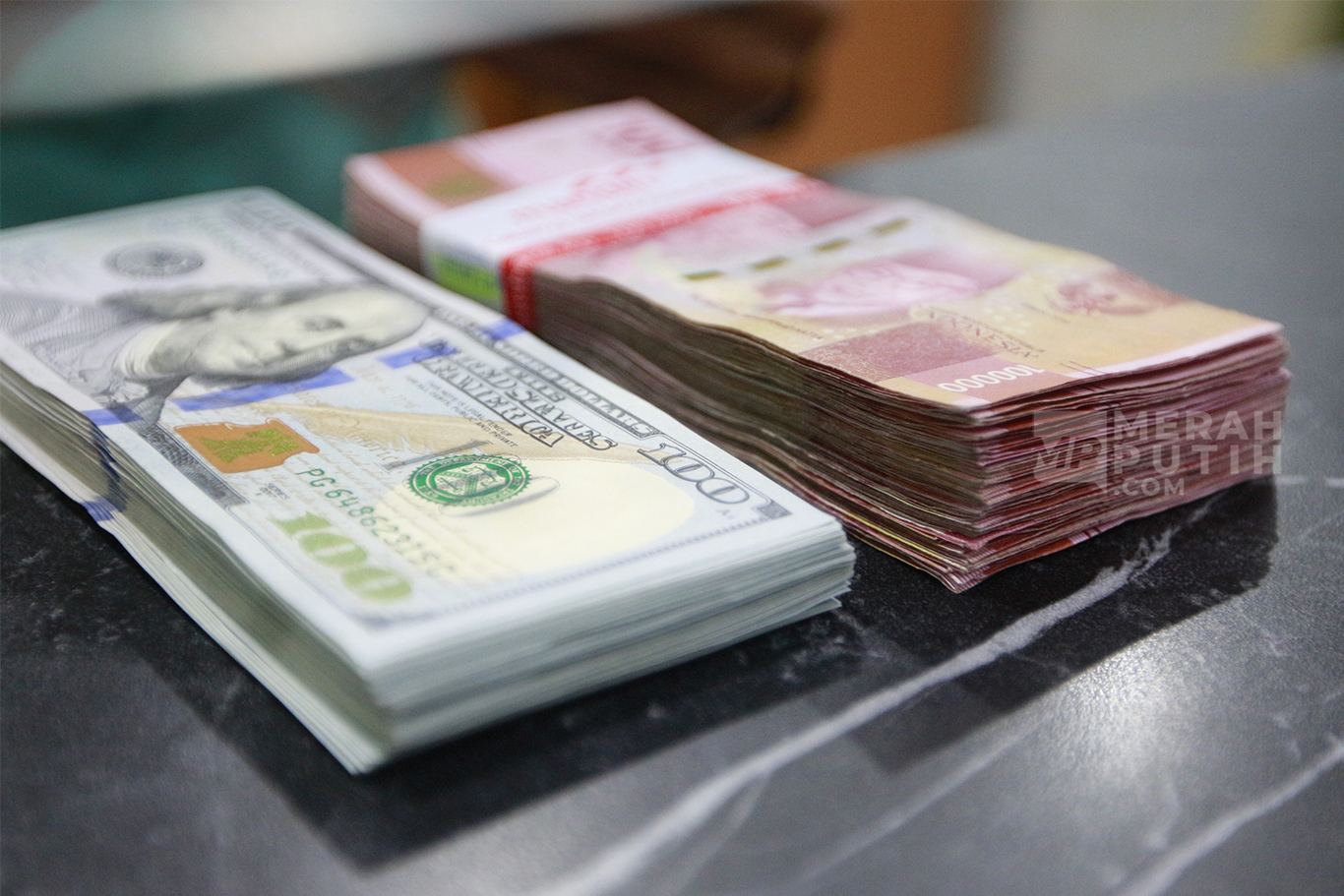 Rupiah Ambrol ke Rp18.109, Sentimen Perang AS-Iran dan Selat Hormuz Jadi Biang Kerok