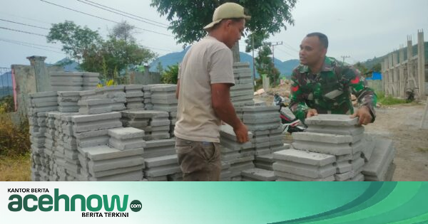 Babinsa Koramil 08/Silih Nara Turun Angkut Batako di Desa Kerawang, Warga Aceh Tengah Rasakan Manfaat Langsung