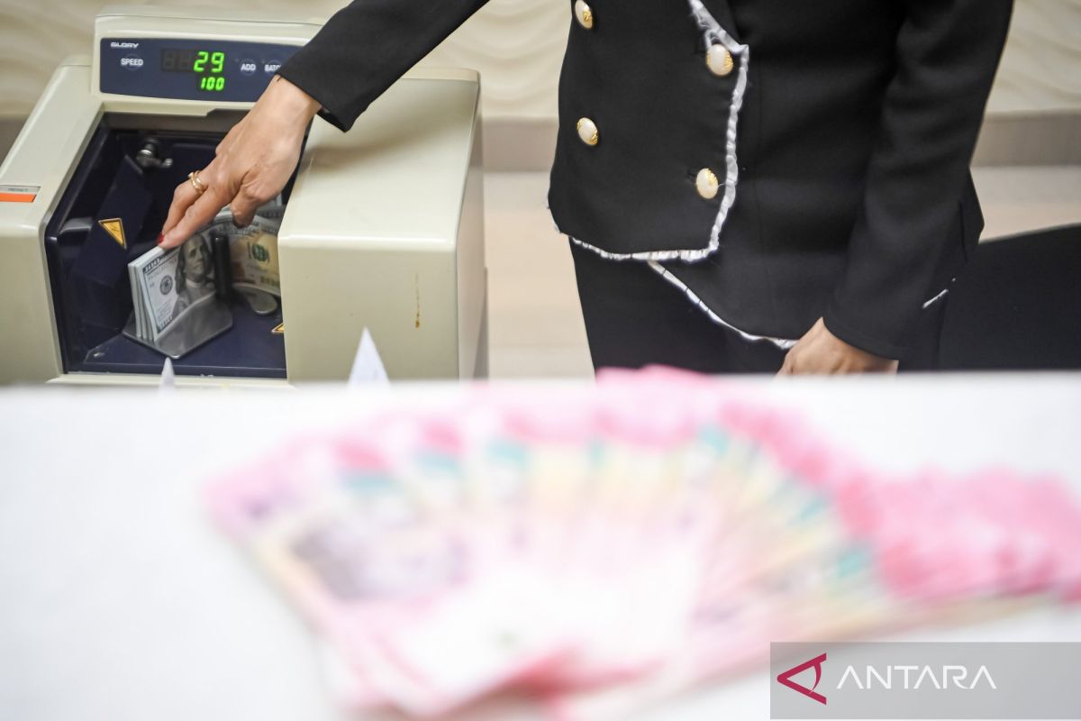 Rupiah Menguat 18 Poin ke Rp18.091, Sentimen Positif dari S&P Global Ratings dan Ketegangan di Selat Hormuz