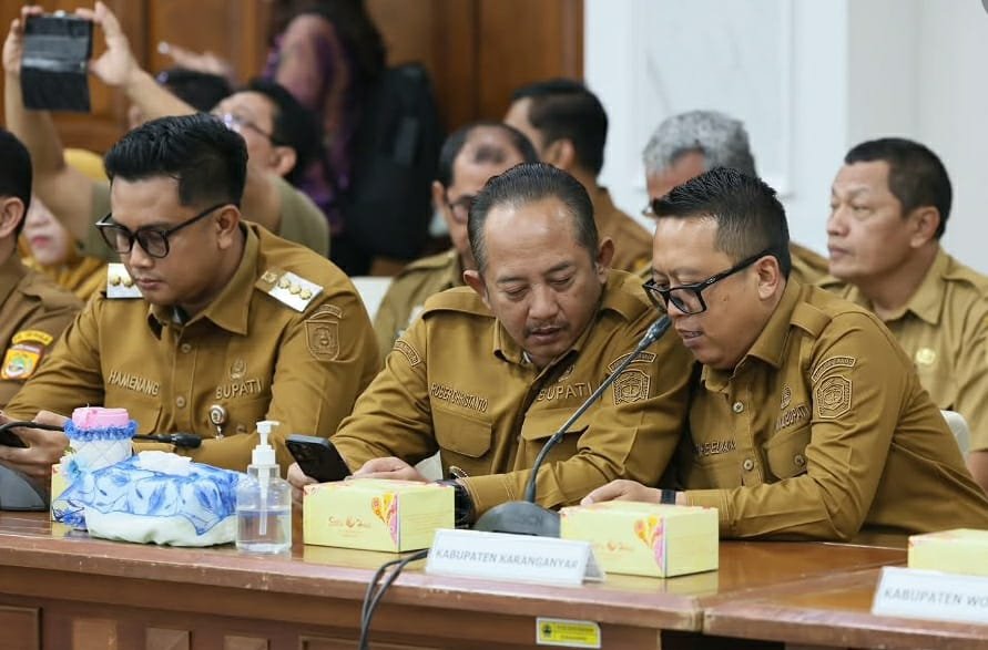 Bupati Karanganyar Rober Christanto Perkuat Komitmen Lindungi Lahan Sawah dan Kelola Sampah Usai Rakor di Semarang