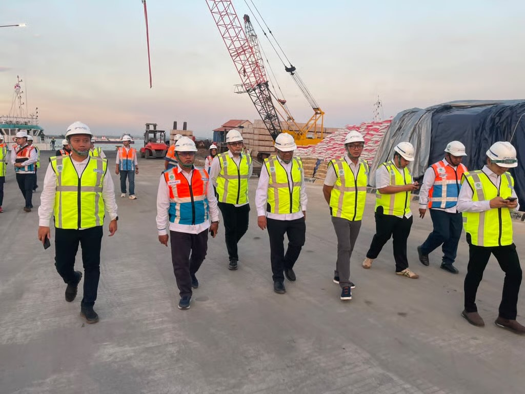 Pelindo Genjot Transformasi Digital dan Standarisasi Layanan di Pelabuhan Gresik, BP BUMN Turun Langsung Tinjau Kesiapan Operasional