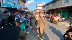 Satpol PP Lingga Tertibkan Pedagang dan Kendaraan di Trotoar Dabo Singkep, Edukasi Perda Jadi Prioritas