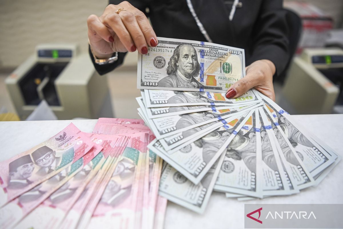 Rupiah Dibuka Melemah ke Rp18.115 per Dolar AS, Investor Tunggu Sinyal Suku Bunga BI