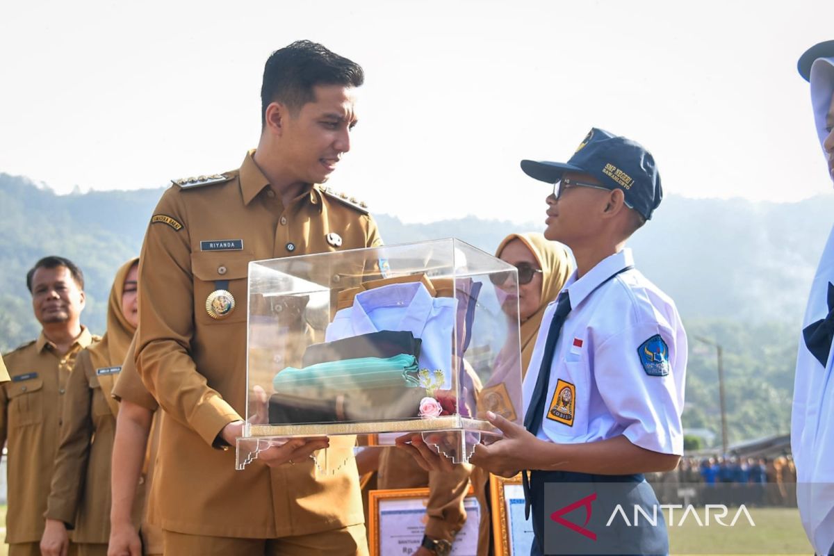 Pemkot Sawahlunto Salurkan Bantuan Seragam Sekolah untuk 689 Pelajar dari Keluarga Prasejahtera