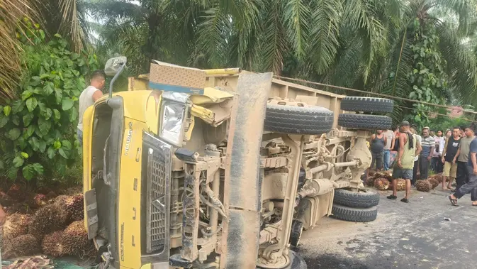 Truk Muatan Sawit Terguling Timpa Tiga Siswi SMP di Labuhanbatu, Satu Tewas