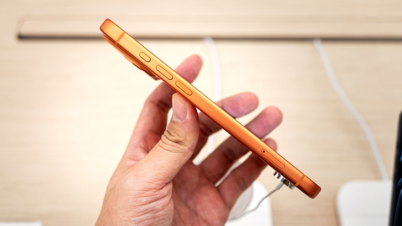 Smartphone Lawan iPhone Air: Bodinya Lebih Tipis, Headphone Jack Masih Ada