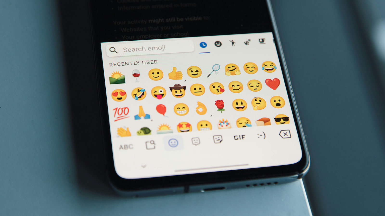 Sembilan Emoji Baru Siap Meluncur Musim Semi 2025: Wajah Retak, Meteor, dan Kupu-Kupu Monarch