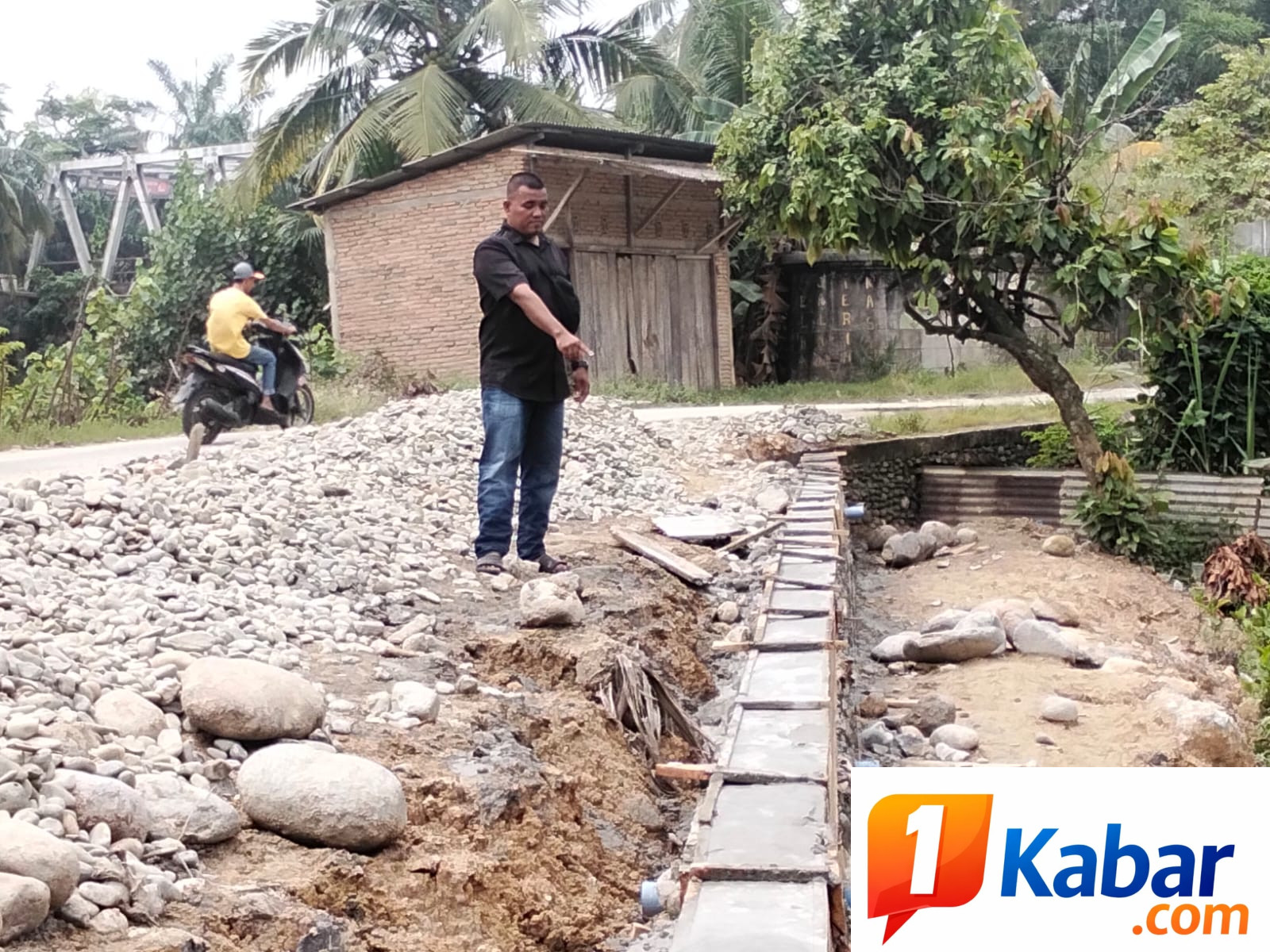 PTPN IV Regional VI Kebun Baru Pasang Talut dan Perbaiki Jalan Dusun Pascabanjir di Aceh Timur