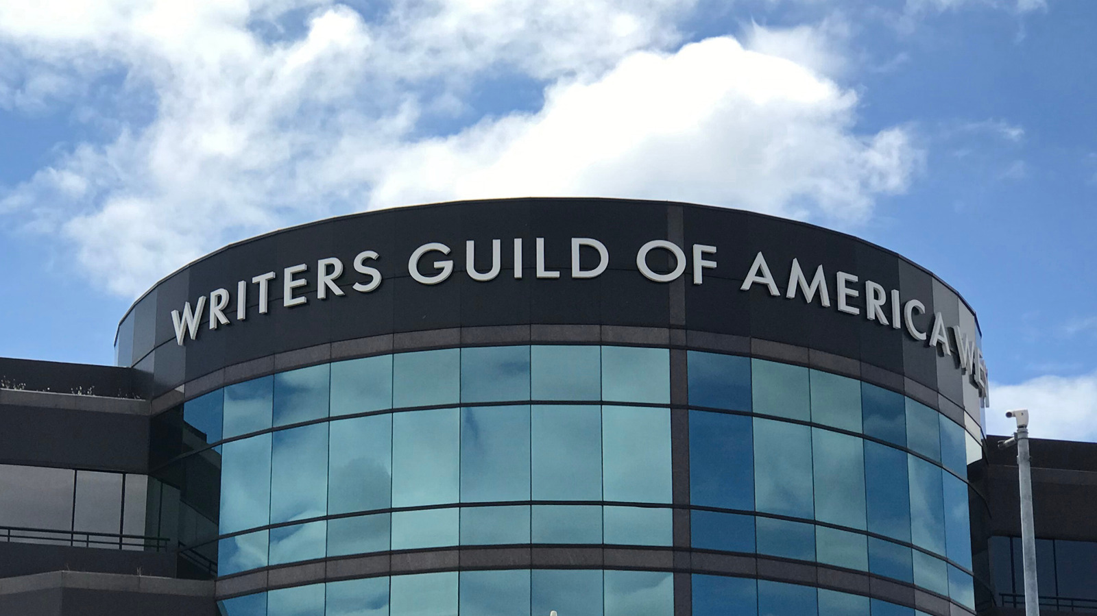 Gugatan Antitrust Baru Incar Merger Paramount-Warner Bros. Discovery Senilai Rp 1.700 Triliun