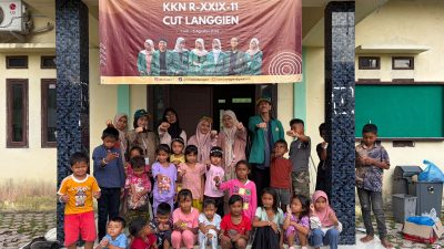 Mahasiswa KKN USK Latih Anak-Anak Gampong Cut Langgien Pidie Jaya Merangkai Gelang Manik-Manik