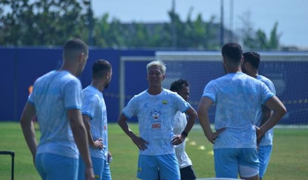 Gakuto Notsuda Jalani Latihan Perdana di Persib, Gelandang Jepang Ini Langsung Tunjukkan Sikap Profesional