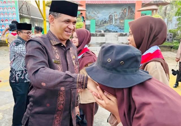 Kakanwil Kemenag Sumbar Mustafa Sapa Murid MAN 3 Padang Lewat Matamuda, Ajak Raih Prestasi dan Bangun Karakter