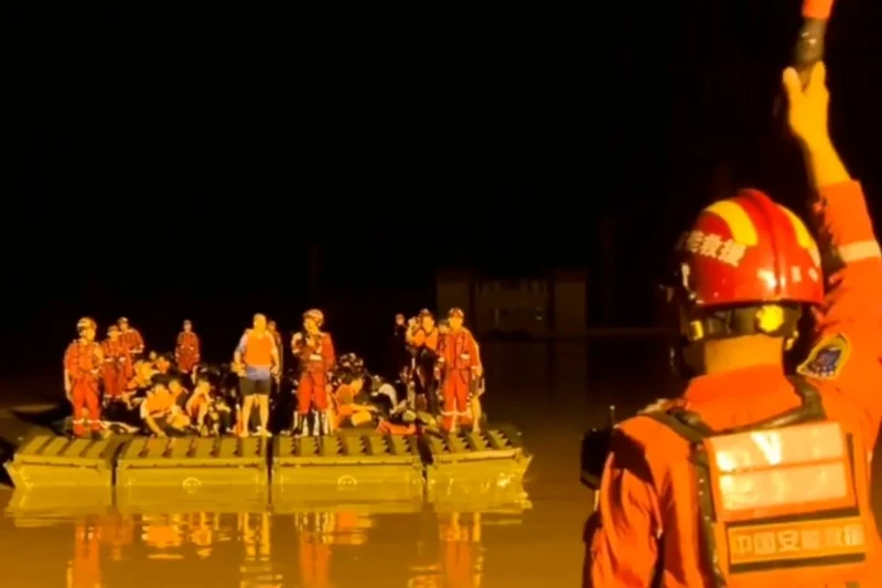 China Kerahkan Tongkang Modular Evakuasi 6.000 Orang Terjebak Banjir di Guangxi