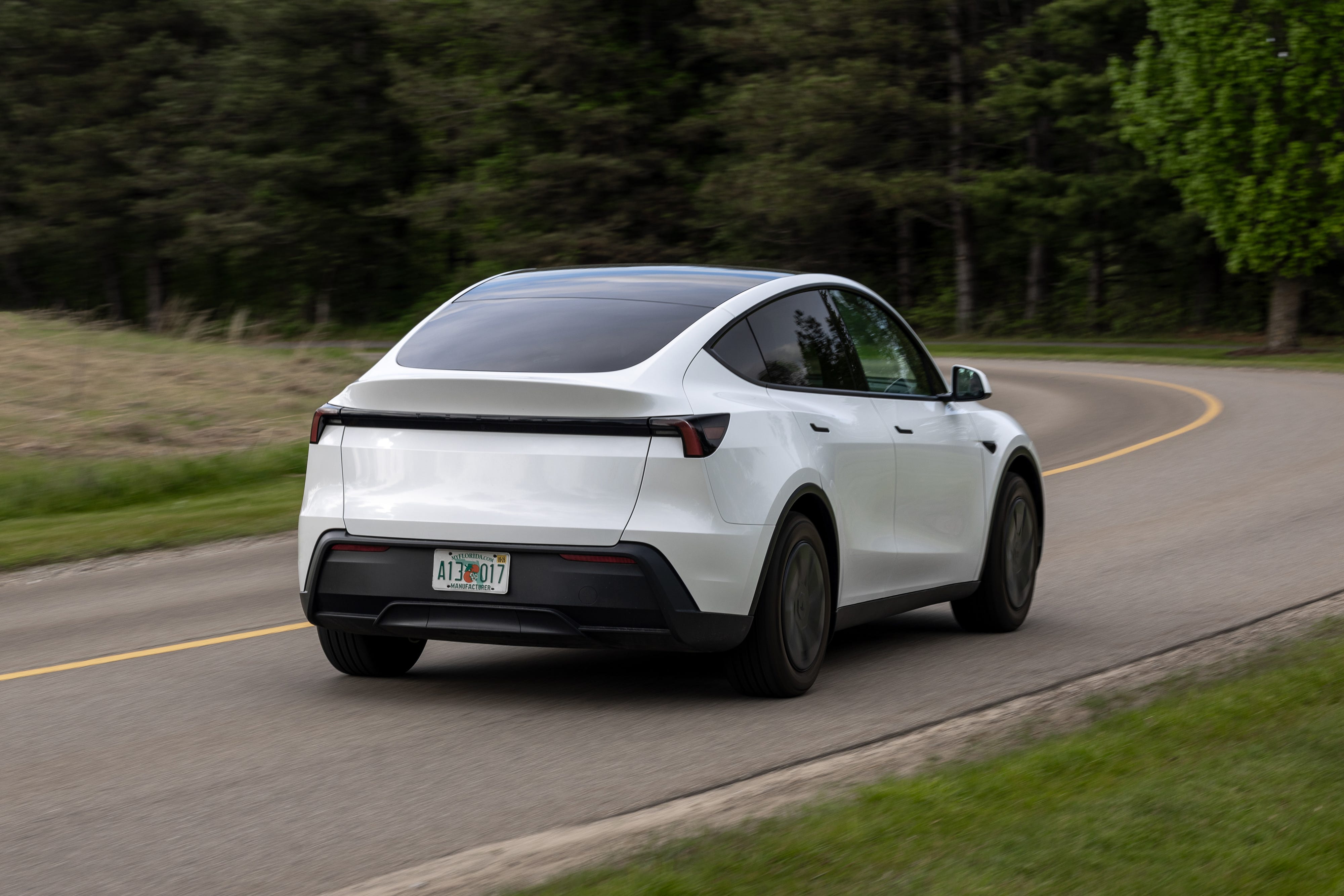 Test Drive Tesla Model Y Entry-Level 2026: Lebih Murah Rp 80 Juta, Atap Kaca Ditutup Kain