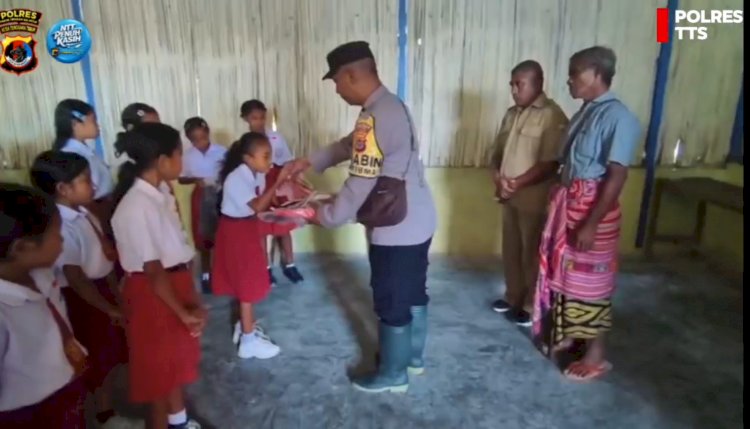 Kapolda NTT Salurkan 50 Paket Tas dan Buku ke SDN Nununamat TTS, Polisi: Bukan Sekadar Bantuan tapi Motivasi Belajar