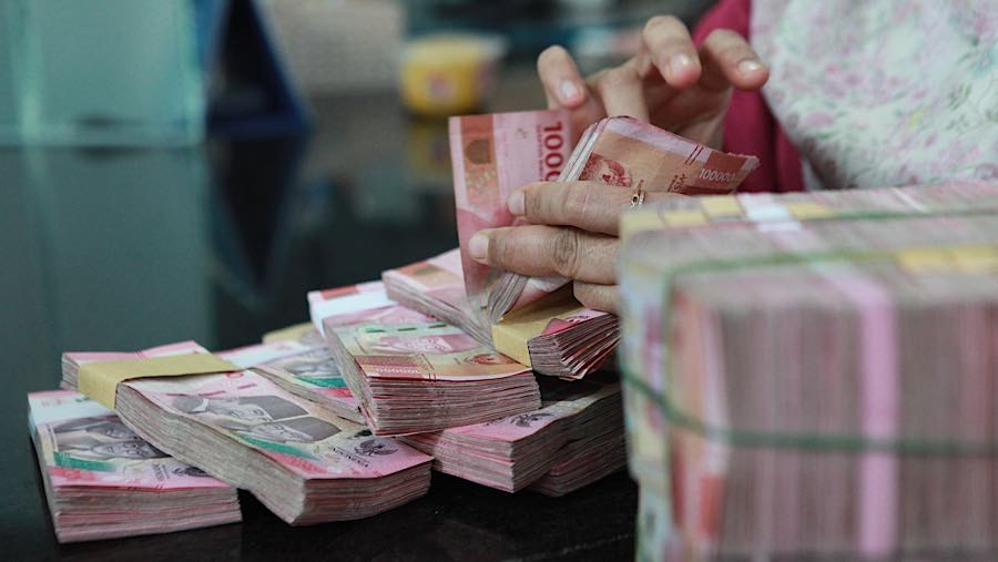 Rupiah Melemah Terbatas ke Rp18.070, Yield SUN Tenor 1 Tahun Anjlok 16,8 bps ke 6,9%